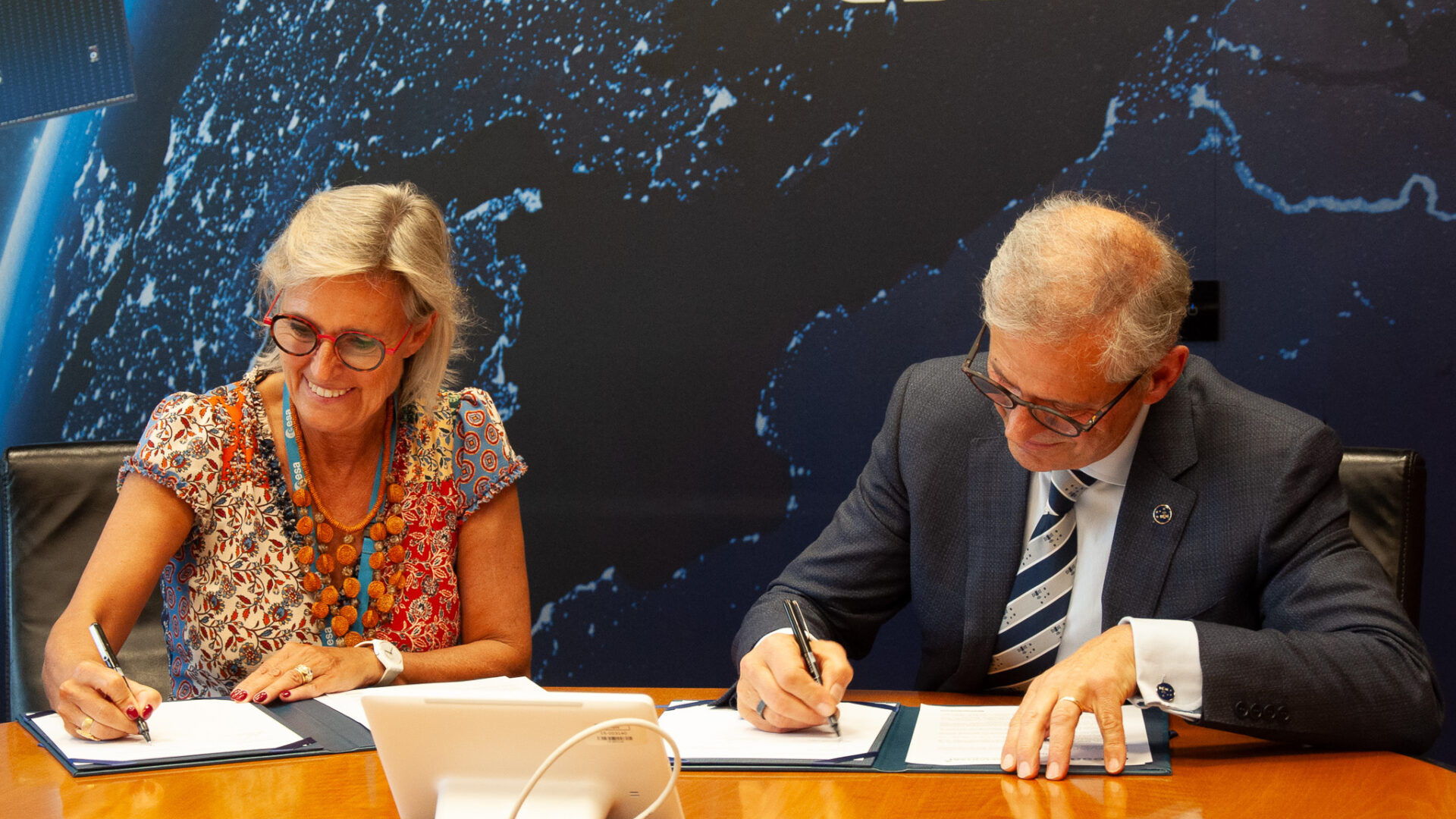 ESA Director of Earth Observation Programmes, Simonetta Cheli (left), and SmartSat CEO, Professor Andy Koronios sign the agreement to collaborate on EO technology